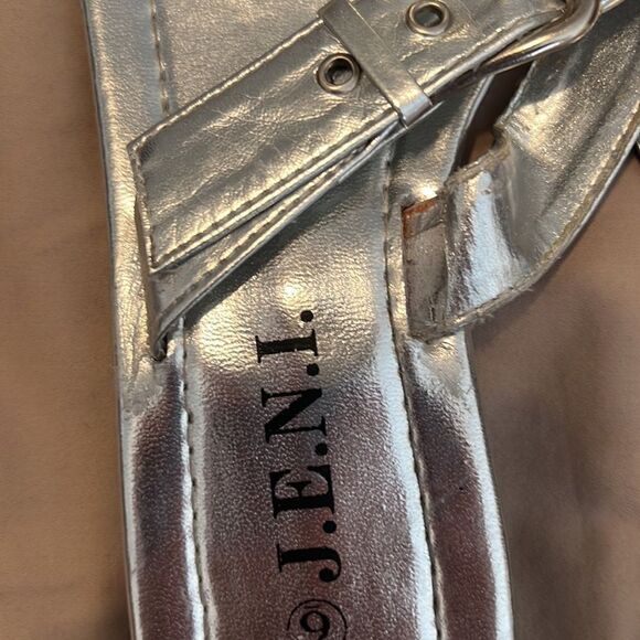 JENI silver flip flops w/adjustable buckle worn 4x GUC - Picture 3 of 9